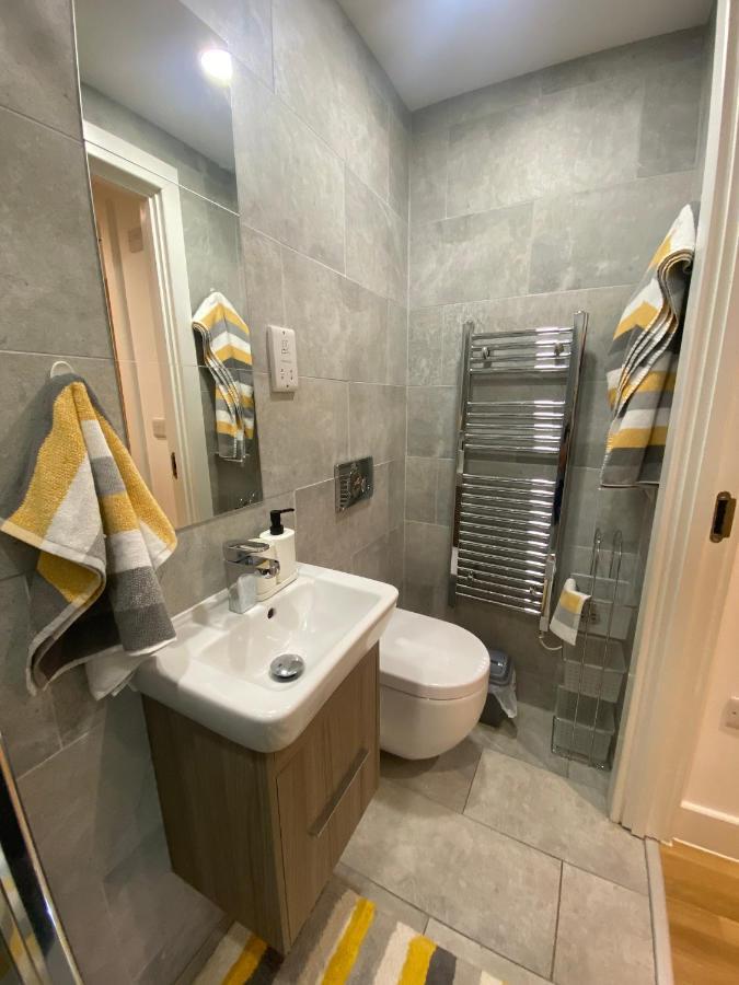 Modern 2 Bed Apartment With Juliet Balcony - Dhb Stays Λιντς Εξωτερικό φωτογραφία