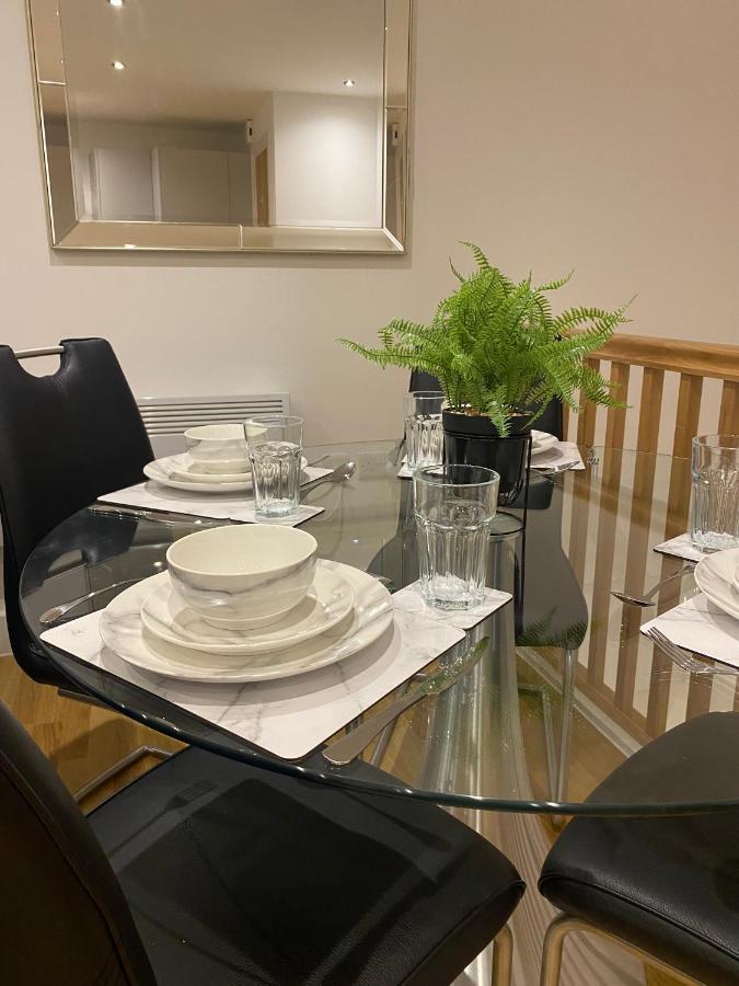 Modern 2 Bed Apartment With Juliet Balcony - Dhb Stays Λιντς Εξωτερικό φωτογραφία